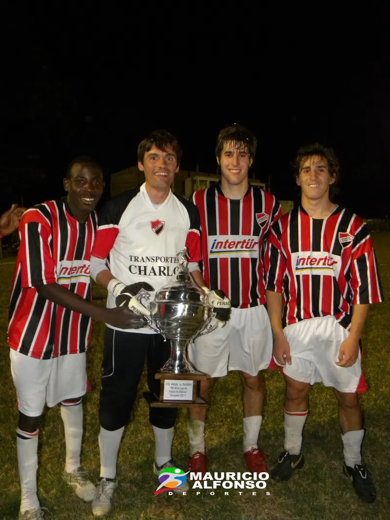 Jugadores con la copa del campeonato local 2018