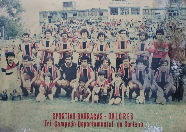 Plantel con la leyenda impresa Tri-Campeón Departamental de Soriano