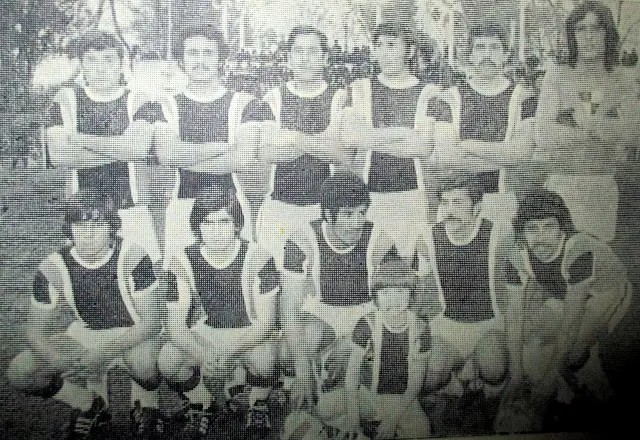 Plantel del Sportivo Barracas en una foto en blanco y negro de época