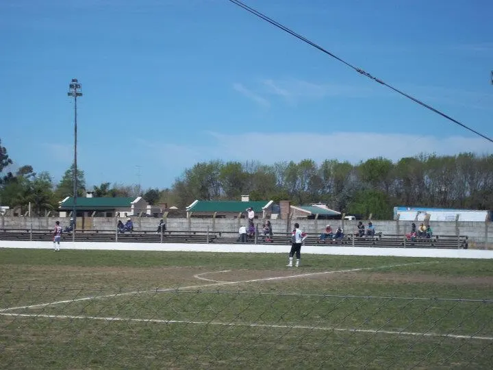 Banderas rojas y blancas en el alambrado del Piazze, 2011