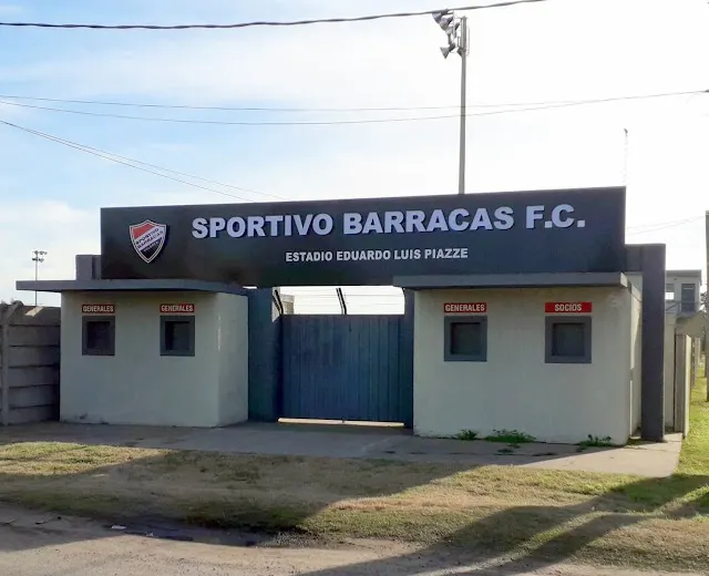 Entrada del estadio con el cartel Sportivo Barracas F.C. y el escudo