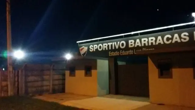 La entrada del estadio de noche, iluminada