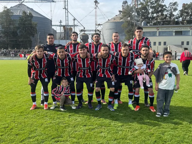 Plantel del tercer quinquenio con los silos de fondo