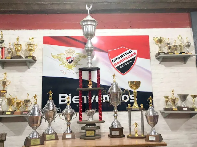Trofeos en la sede del Sportivo Barracas
